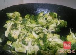 菜花炒胡萝卜的做法图解3