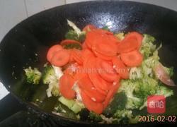 菜花炒胡萝卜的做法图解4