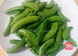 瘦肉炒甜豆的做法图解2