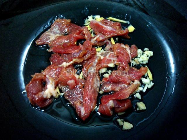 放瘦肉爆炒、炒至七八分熟
