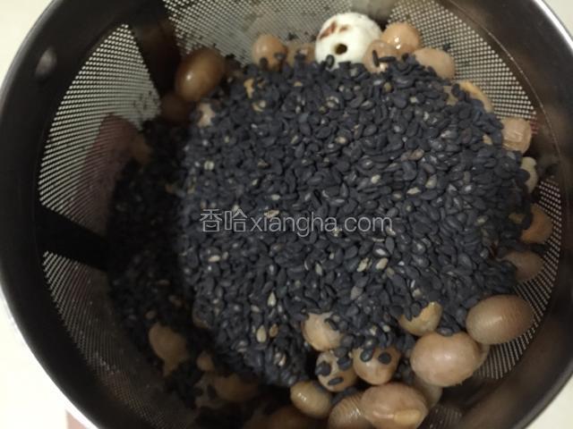 倒入黄豆和黑芝麻。