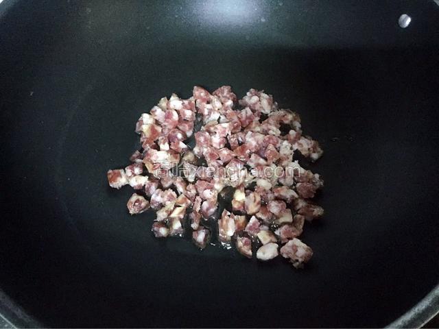 锅中倒入适量油烧热后放入腊肠翻炒至变色