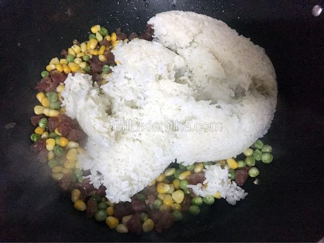 放入米饭翻炒均匀