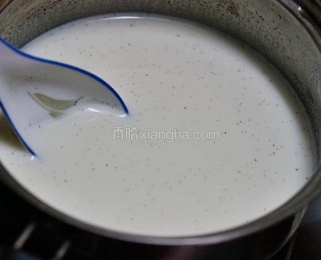 再加白糖用小火加热至完全溶化。取出香草荚。