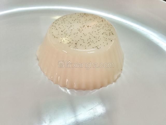 冰箱冷藏后脱模（脱模前用热水隔水加热泡一会就很方便了）