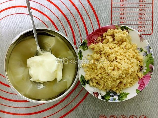 肉松和沙拉酱备用。
