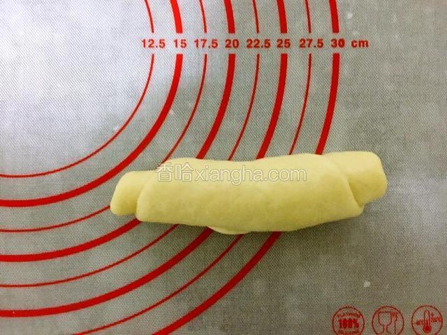 自上而下卷起。