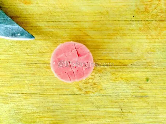 香肠切十字花。多切几刀十字花。