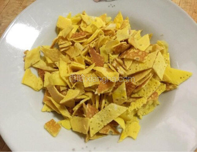 摊鸡蛋饼，两个鸡蛋打散，加入水淀粉，搅拌均匀，锅烧热用刷子均匀的刷上油，不要有多余的油在锅底，蛋液分两次摊，倒入蛋液后慢慢转动锅，小火，待四周翘起皮的时候掀起来出锅，放在案板上放凉后切成菱形小片。
