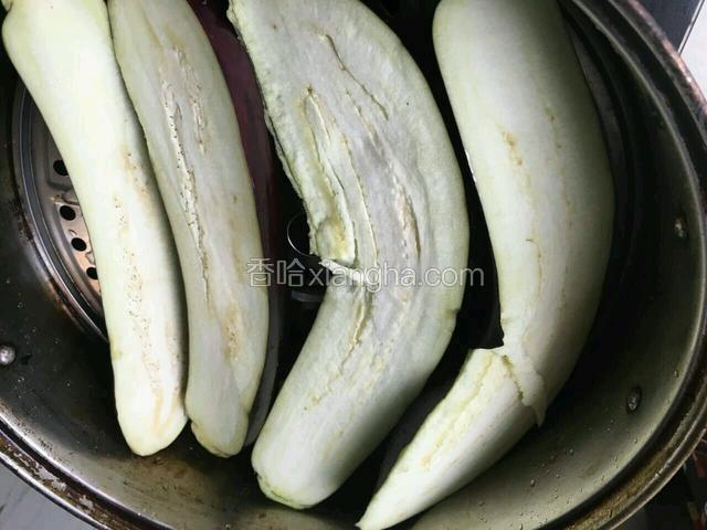 锅里放水待水烧开，把茄子放入锅内蒸10分钟。注意别蒸太烂，不然不好手撕。
