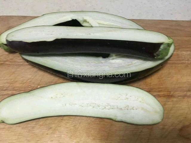将茄子去蒂，一分为2，也就是切开备用。