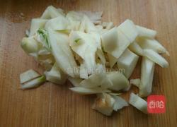 韭菜炒猪红的做法图解2