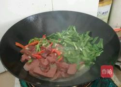 韭菜炒猪红的做法图解3