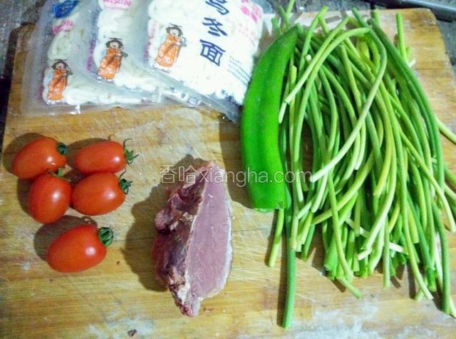 把所有食材准备好！番茄也可以代替圣女果