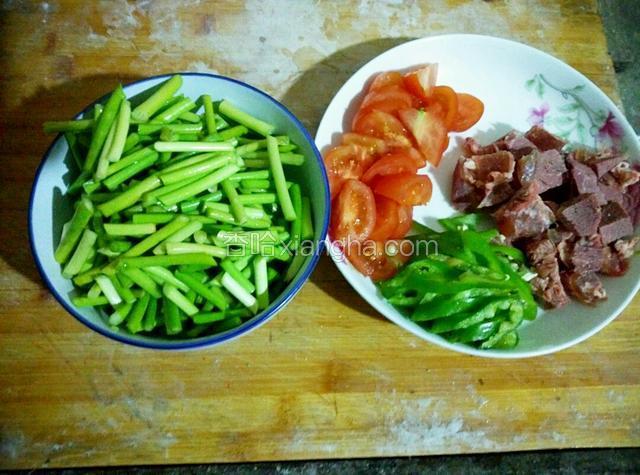 蒜苔切断～青椒切丝牛肉切块！圣女果切片！备用