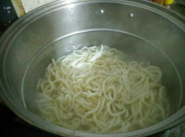 倒入乌冬面！煮2分钟