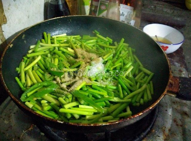 放入适量的盐鸡精！调味料！