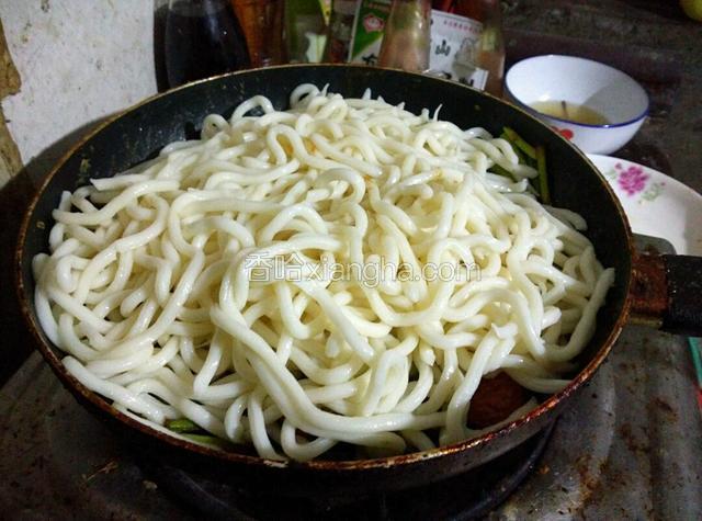 倒入煮好的乌冬面