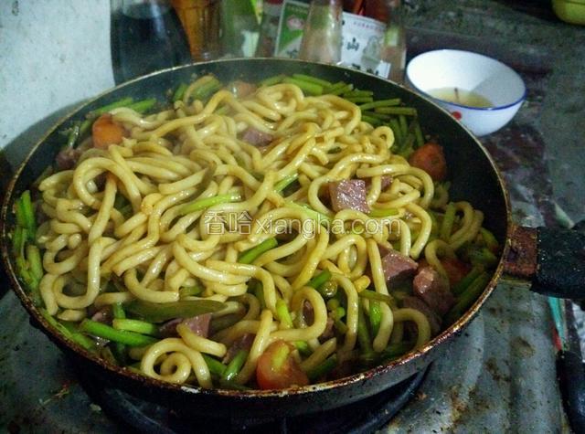 继续翻炒！带牛肉热透后后出锅！