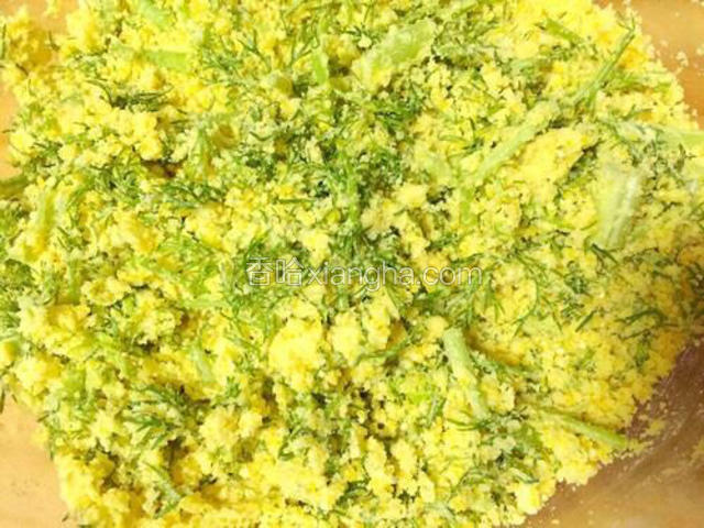 切菜与搅拌。把茴香去根切段，参照平时炒蒜苔的长度即可。玉米面与碎茴香混合，加盐，边加温水边搅拌，直到面糊湿度合适。