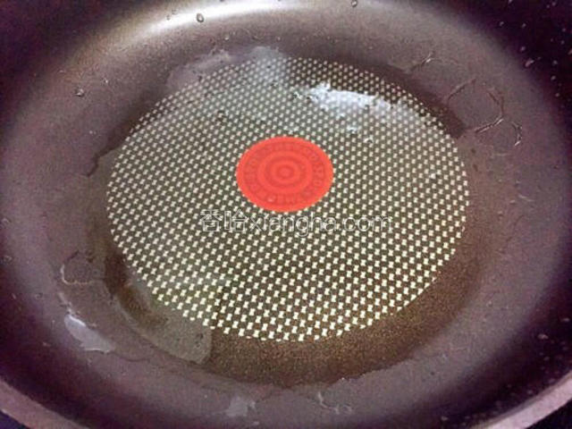 凉锅凉油准备。不粘锅里放少许油，凉锅凉油，开最小火准备。