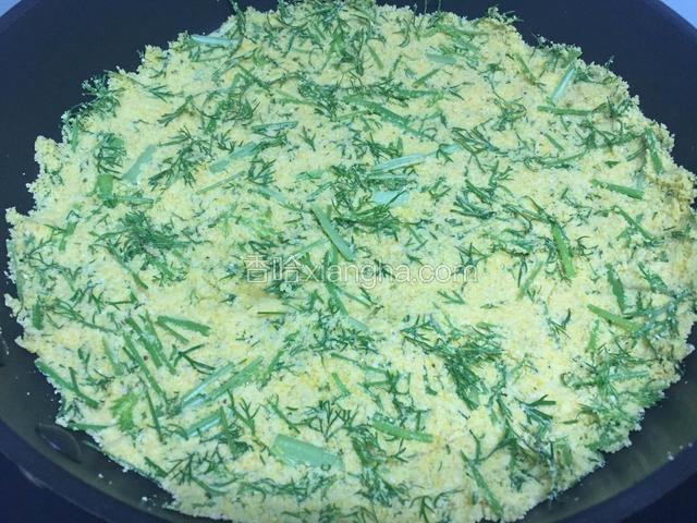 贴饼子。面糊均匀的铺散在锅底，用手按压紧实，盖上盖子，焖着贴。