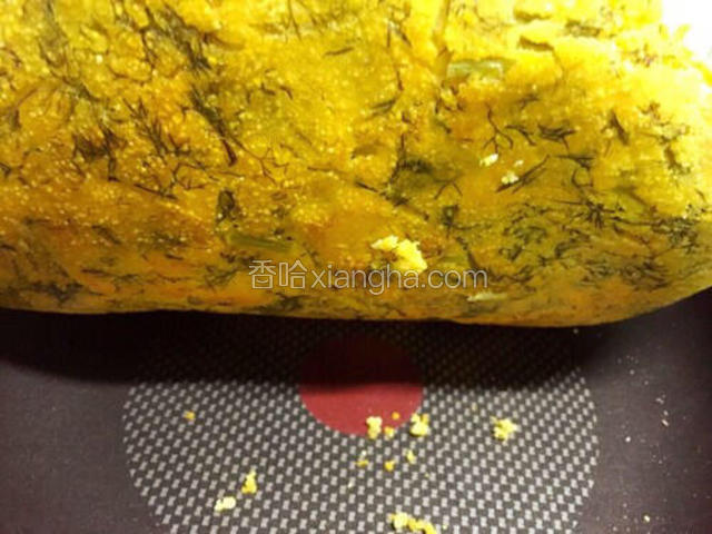 掀开盖子，放气。依据个人家火候大小决定时间长短，饼子即将熟的时候一定要掀开盖子，把多余的水蒸气散发掉。掀开看看饼子底部是不是已经烤得焦黄呢？