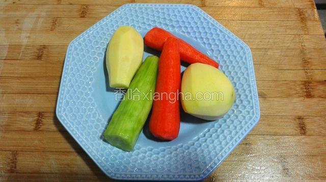 食材去皮洗净备用