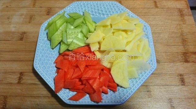 将所有食材切片，葱蒜切沫