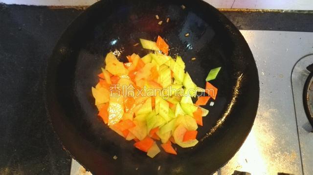 加入黄瓜，调入盐，花椒粉，蒜末翻炒均匀，出锅前加入鸡精翻炒均匀即可