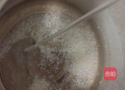 皮蛋瘦肉粥的做法图解1