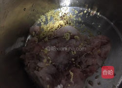 皮蛋瘦肉粥的做法图解3
