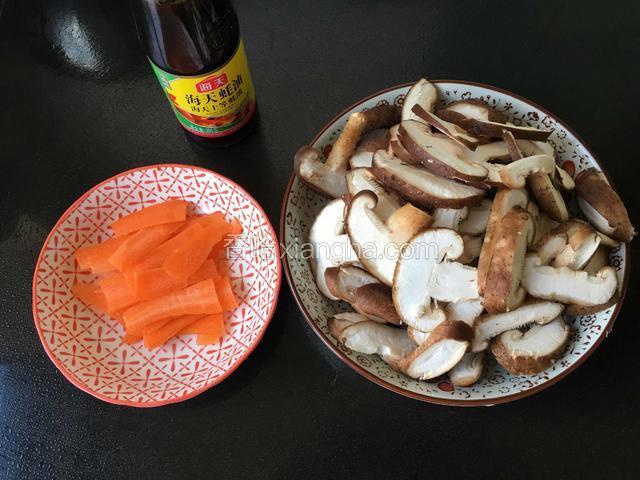 把香菇、胡萝卜洗净沥水后切成片状。