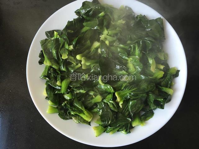 青菜炒至断生即可出锅，装盘。