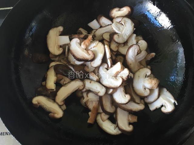 热油锅放入切好的香菇片翻炒片刻。