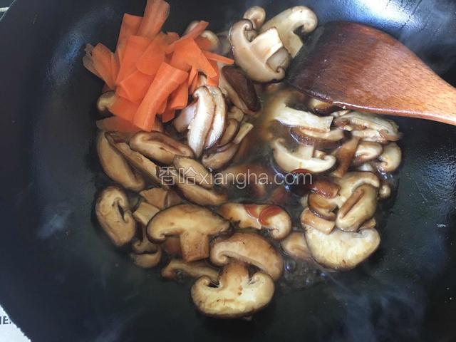 加入胡萝卜片，生抽、蚝油、白糖一起翻炒均匀入味。
