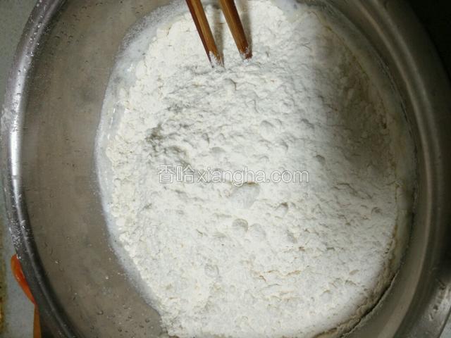 温水中加入面粉。