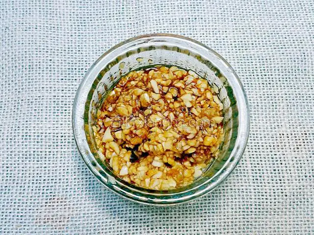 蒜蓉加入豉油、胡椒粉、食油、糖拌勻