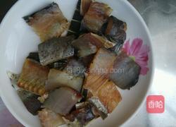 酸菜炒腊鱼的做法图解1