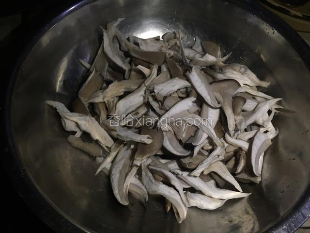 蘑菇撕成长条，倒水浸泡一会，清洗干净。