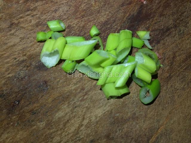 葱花切碎。