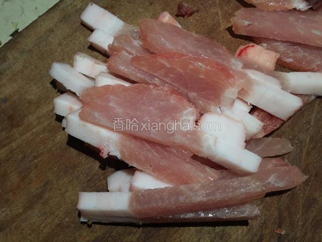 猪肉切丝备用。