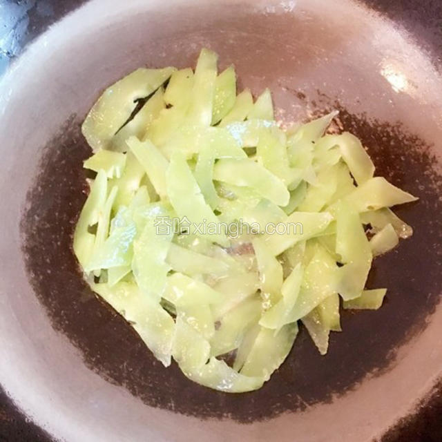 起油锅 放入莴笋略翻炒片刻