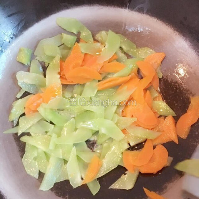 倒入灼好的胡萝卜 入盐 白糖调味  断生后出锅