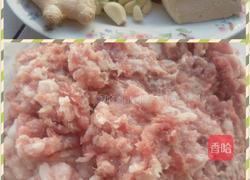 猪肉丸子的做法图解1