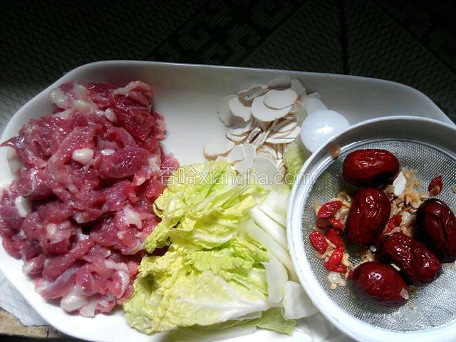 准备好食物，（猪肉洗干净切薄片，娃娃菜洗干净切段，药材清洗下）