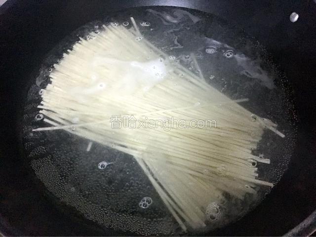 锅中放水烧开后放入面条烫熟