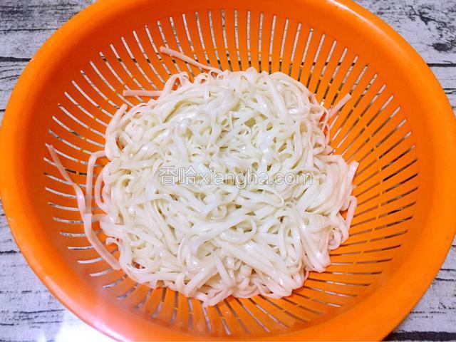 捞出过凉水后沥干水分，加入油搅拌均匀备用