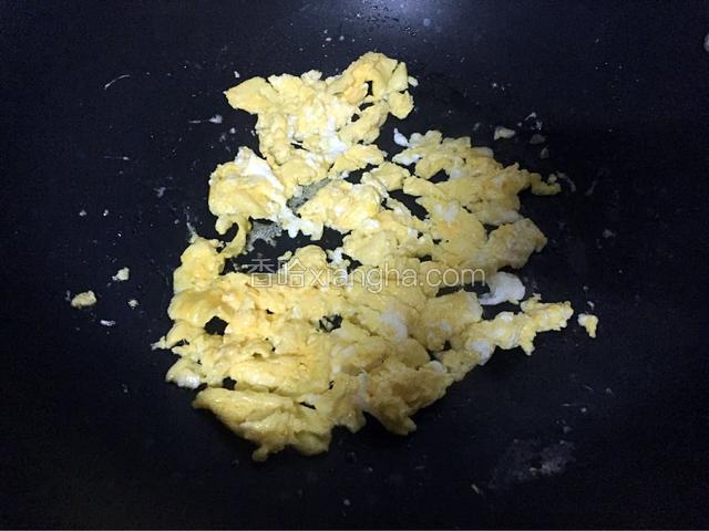 锅中倒入适量油烧热后放入鸡蛋炒熟盛出备用