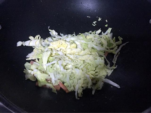 放入卷心菜翻炒至断生